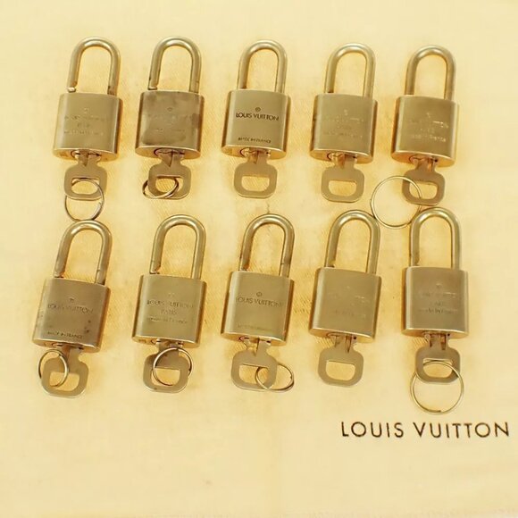 LOUIS VUITTON LV 10 SET PADLOCK KEY BAG CHARM CADENA GOLD PLATED FRANCE 80EB422 - Picture 1 of 4